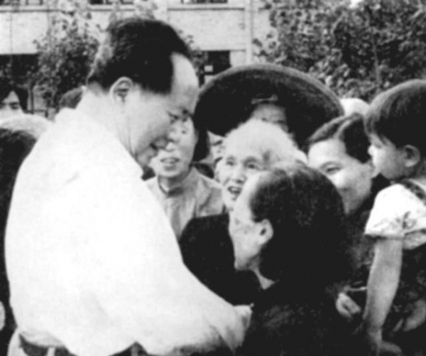 59年毛主席回到韶山,看到父母墳墓破敗,毛主席:不要修,就這樣 59年毛主席回到韶山,看到父母墳墓破敗,毛主席:不要修,就這樣