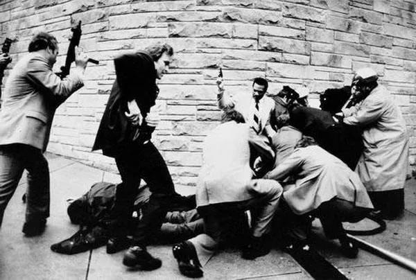 1981年美國里根總統遇刺，兇手辛克利3秒連開6槍，後來怎麼樣了