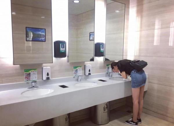 偶遇女星，大家來猜猜看，她是誰呢？