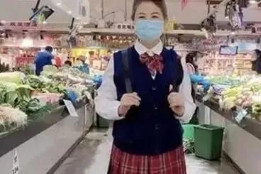 “制服奶奶”買菜被拍，68歲穿得像18歲，卻無懼流言：我穿衣自由