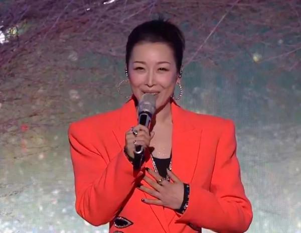 湖南春晚狀況多：何炅屢次口誤，劉謙被疑整容，劉宇寧太高擋鏡頭