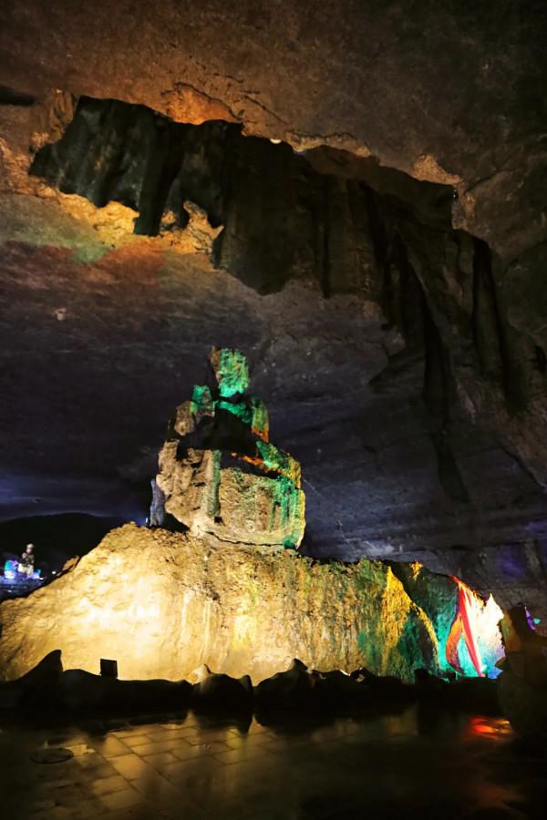 神奇!重慶深山發現一個巨洞,天上掉落一塊巨石,神似佛像 神奇!重慶深山發現一個巨洞,天上掉落一塊巨石,神似佛像