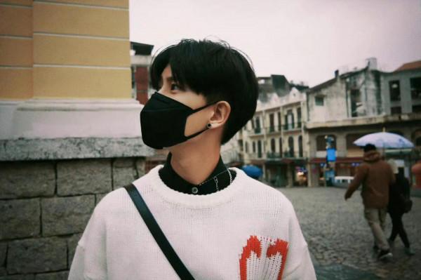 任嘉倫街頭隨拍，白色毛衣搭配黑色襯衣，清爽帥氣，滿滿男友風