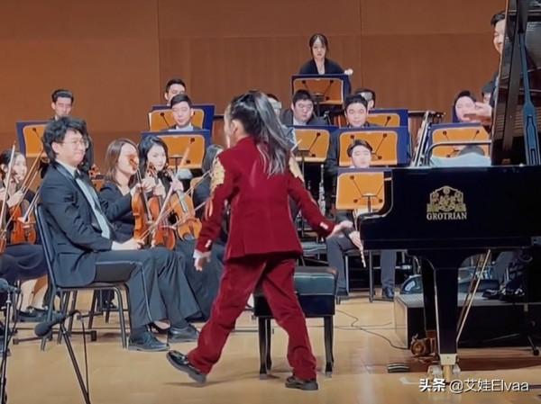 9歲甜馨真出息！穿西裝扎高馬尾邁八字步參加演出，真給爸媽長臉