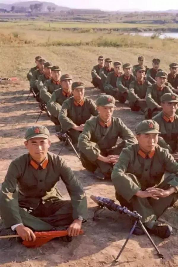 一顆紅星頭上戴，革命紅旗掛兩邊。穿65式軍裝的解放軍威武霸氣