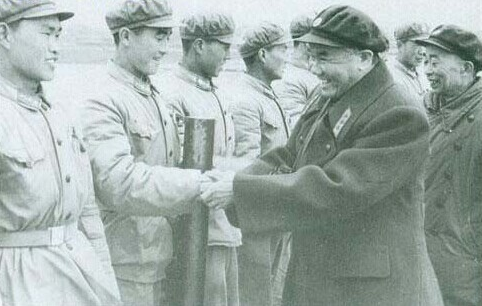 1988年11位大軍區司令合影，4位站後排，徐向前坐前排，C位是誰？