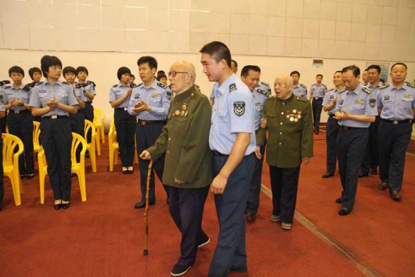 1958年,部隊領導去東北學習,看見糧倉管理員後哭喊：你居然還活著