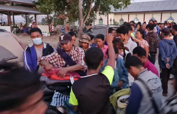 緬甸妙瓦底難民營，炮彈掉落瞬間，伴隨著尖叫聲，難民四散逃開