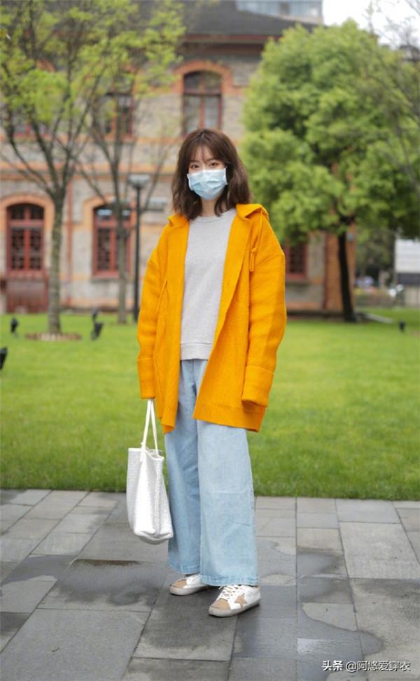 今秋流行一種穿法，叫“長外套+平底鞋”，洋氣顯高，特有範兒