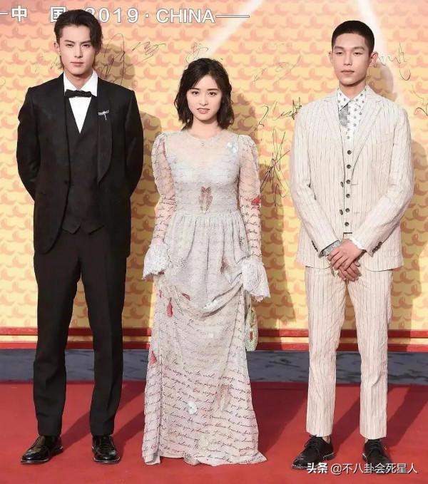 這些女星在紅毯像個笑話!身材一般,卻努力凹造型,自曝缺點 這些女星在紅毯像個笑話!身材一般,卻努力凹造型,自曝缺點