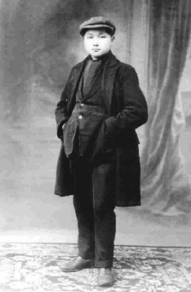 鄧小平“偷”錢義助同學,面對父親竹板,事後的做法值得我們學習 鄧小平“偷”錢義助同學,面對父親竹板,事後的做法值得我們學習