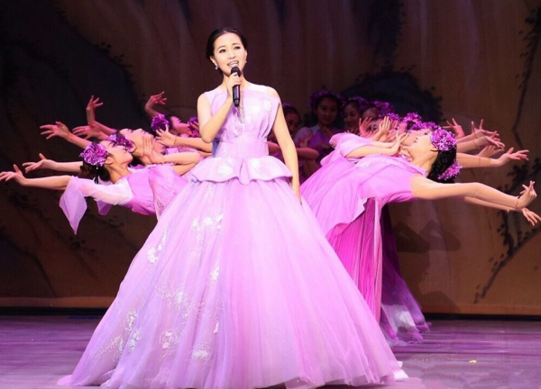 軍旅歌唱家雷佳：連登春晚舞臺12次，身家上億，丈夫身份不一般