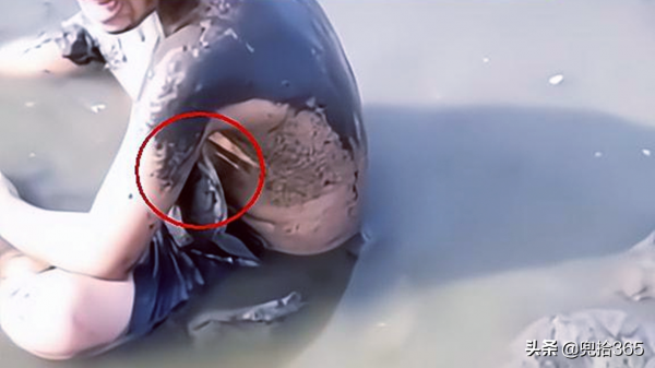 廣東一男子垂釣的途中，帶著孩子下塘渾水摸魚，結果卻哭笑不得