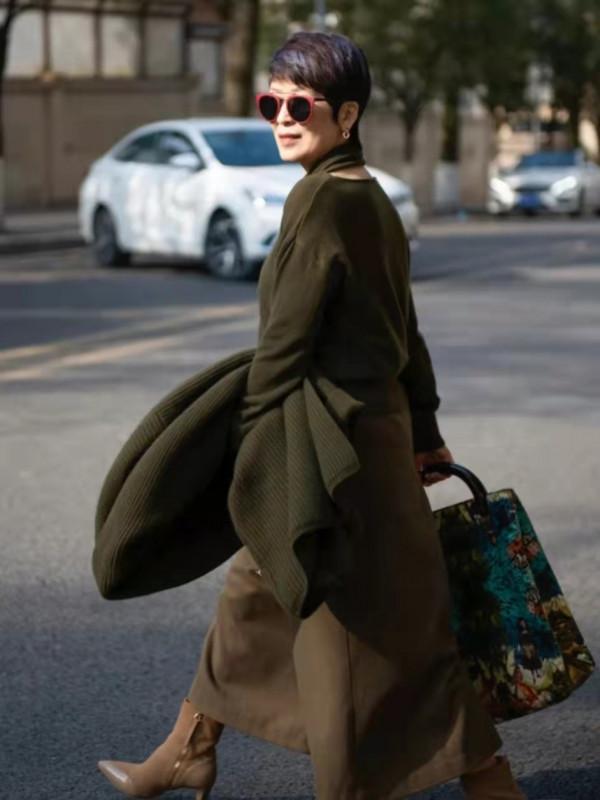 看了這位60+阿姨的冬季打扮,突然明白,原來年齡和時尚真沒關係 看了這位60+阿姨的冬季打扮,突然明白,原來年齡和時尚真沒關係