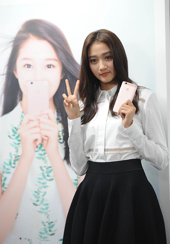 關曉彤長相真的很成熟,穿帶洞的服裝,展示纖細的小蠻腰 關曉彤長相真的很成熟,穿帶洞的服裝,展示纖細的小蠻腰