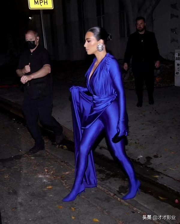 好友希爾頓婚姻現場，金大姐一身藍色風出席活動