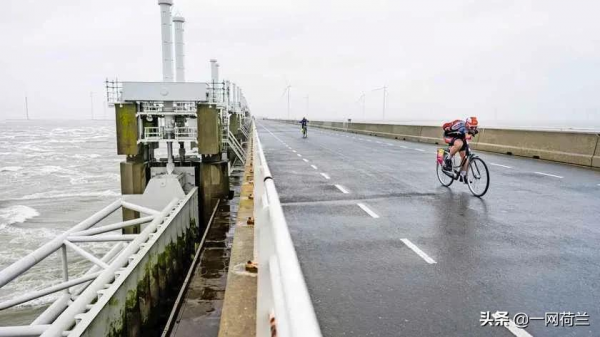 今天颳大風，荷蘭舉行“腳踏車逆風行”