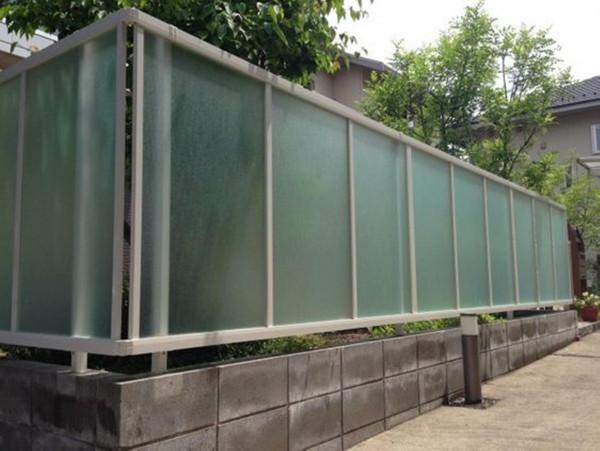 日本住宅的院子,圍牆愛用玻璃板,表面漂亮實際沒國內紅磚牆結實 日本住宅的院子,圍牆愛用玻璃板,表面漂亮實際沒國內紅磚牆結實