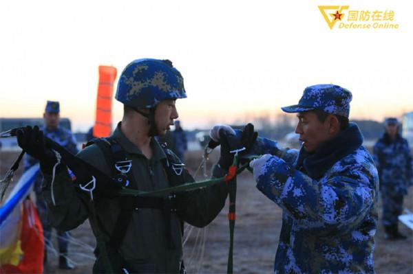 寒風凜冽！且看艦載戰鬥機飛行員跳傘訓練