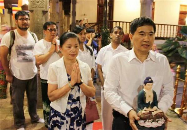 流落在中國的外國公主，皇室請她繼承財產被拒絕，並說已紮根中國