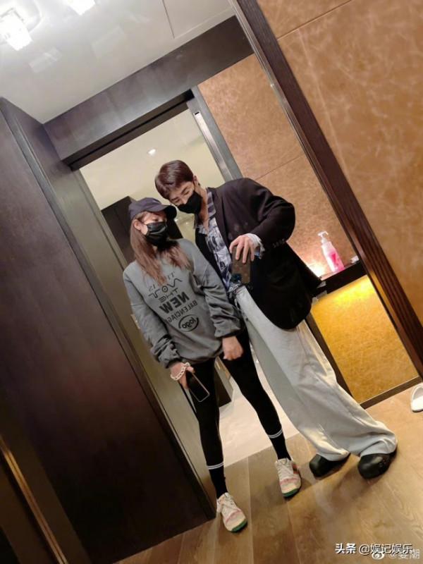 姜潮曬妻女出院照，小公主長睫毛高鼻樑超萌，一家四口同框顯溫馨