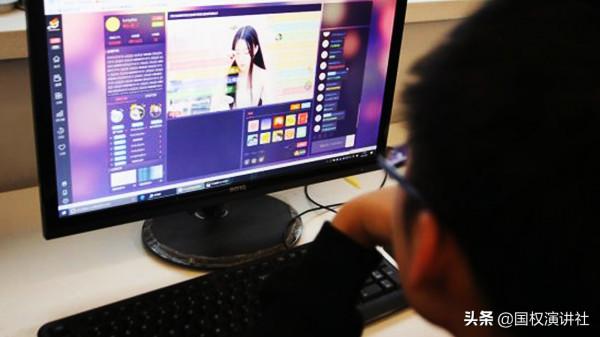 打賞30萬被拉黑跳河身亡，這男老師認定是真愛，女兒怎麼勸都不聽