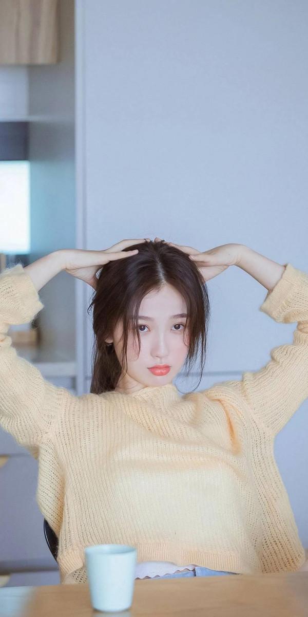 明星美圖秀-虞書欣身穿淡黃色毛衣，顯得清純、俏皮、可愛