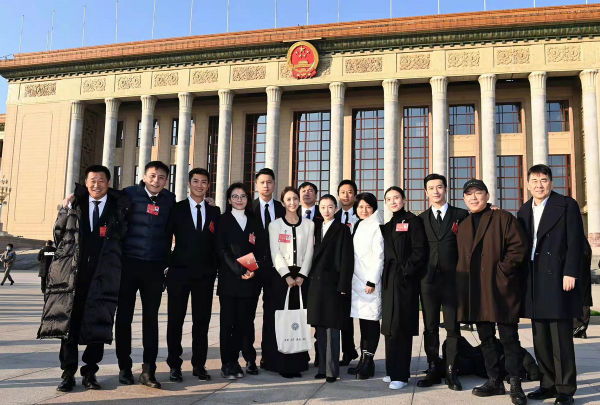 兩大“央視臉”同框！劉濤穿西裝開會超幹練，佟麗婭走小香風絕美