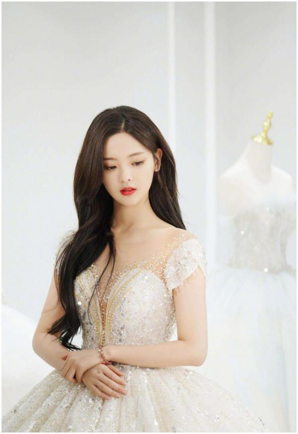 草根少女楊超越：從服務員到爆紅，讓無數二代咬牙切齒又望塵莫及