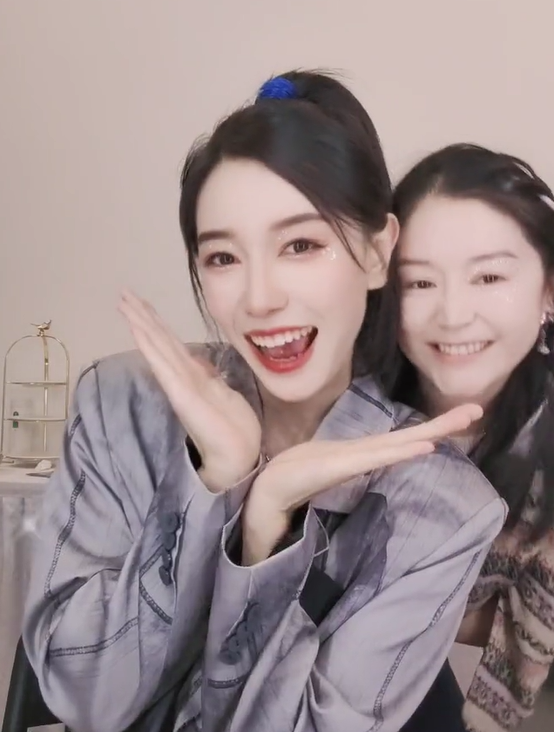 37歲“小仙女”柏雪罕露面!面板白嫩五官精緻,一臉嬰兒肥似少女 37歲“小仙女”柏雪罕露面!面板白嫩五官精緻,一臉嬰兒肥似少女