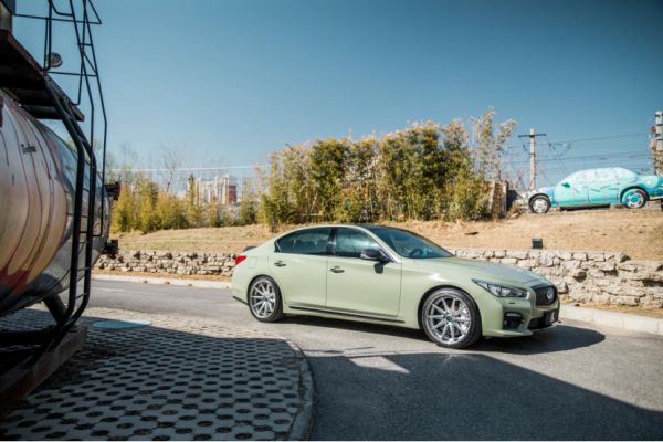 吃白粥配榨菜也要堅持改裝 英菲尼迪Q50L與卡其綠