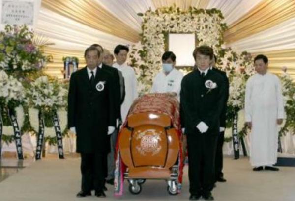 2006年董驃去世，葬禮上成龍曾志偉扶靈，四妻七子為何不爭奪遺產