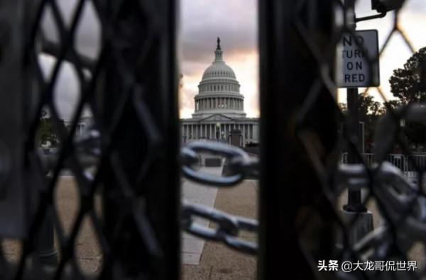 這一天,美國警察武裝到牙齒,民眾不敢出來 這一天,美國警察武裝到牙齒,民眾不敢出來