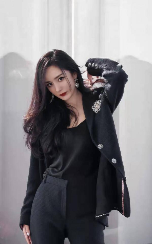 一向堅強的楊冪卻被嚇哭，但最後卻戰勝了自己