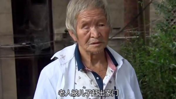 八旬老人撿垃圾、吃剩飯、露宿街頭,指責兒子霸佔房產私吞退休金 八旬老人撿垃圾、吃剩飯、露宿街頭,指責兒子霸佔房產私吞退休金