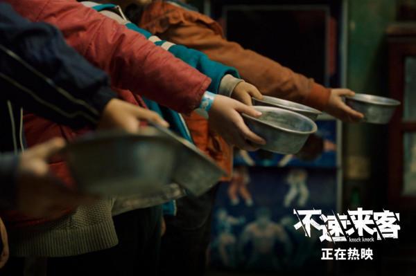 電影《不速來客》釋出正片片段 神秘交易曝光拐賣兒童產業鏈