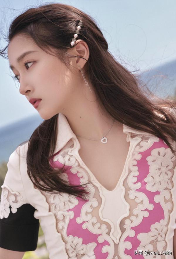 關曉彤越來越有氣質，時尚大氣又好看，大長腿實力搶鏡