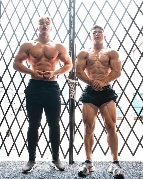 4年過去，“迷你施瓦辛格”怎麼樣了？網友：健身果然長不高