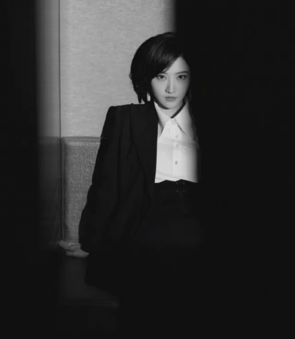 又來電影節紅毯，景甜黑白配帥瘋了，兩位娘娘差距大，劉燁好敢啊