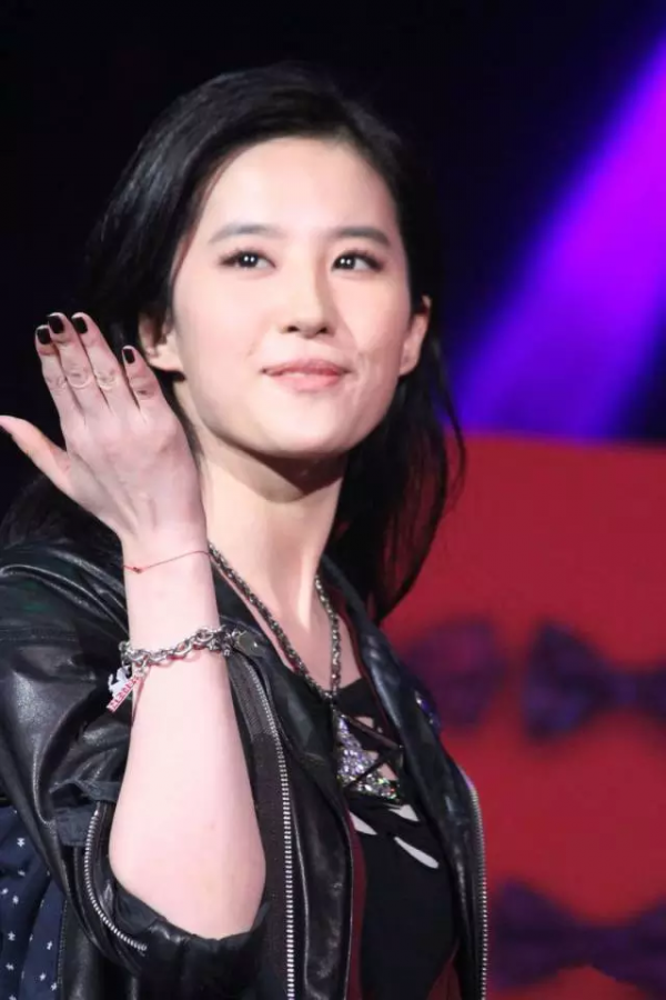 只可遠觀卻無關風月，神仙姐姐劉亦菲為何如此鍾情琥珀？