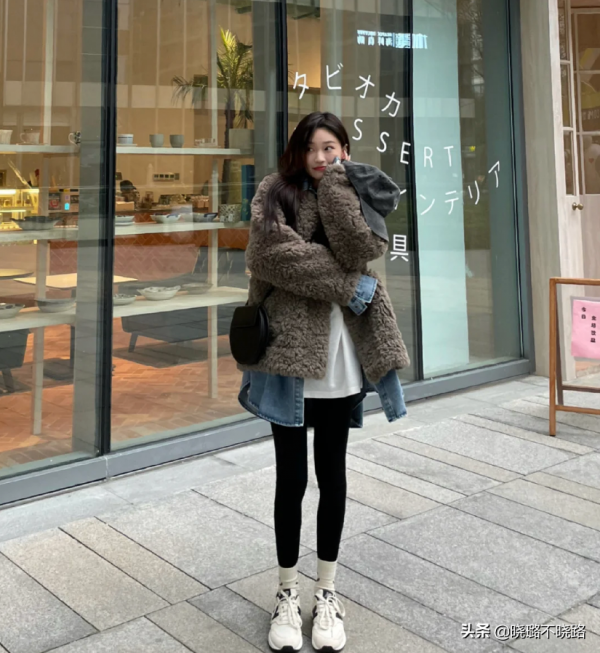 最近火了一種穿法叫：“襪子裹鯊魚褲”，保暖又顯瘦，明星都上頭