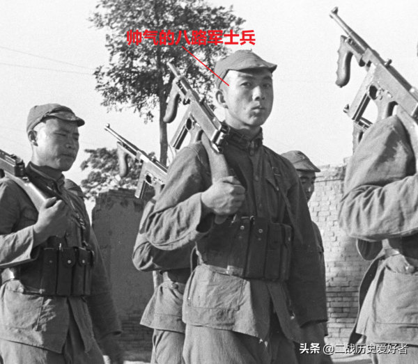 扛著衝鋒槍打仗的八路軍士兵,第一次見到這樣精銳的裝備 扛著衝鋒槍打仗的八路軍士兵,第一次見到這樣精銳的裝備