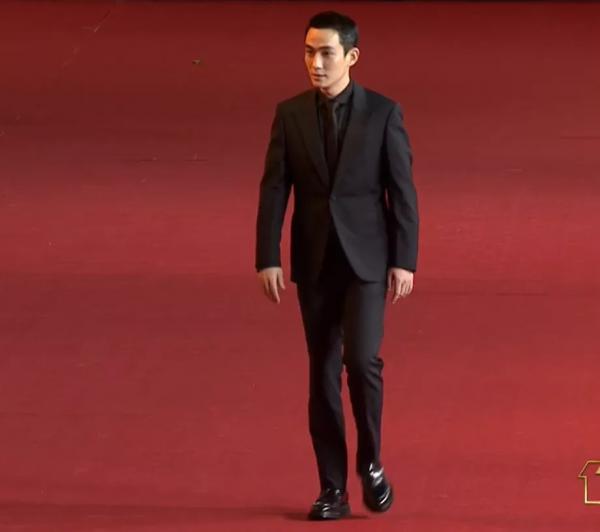 北影節紅毯：楊穎美背搶鏡，佟麗婭仙氣絕美，都不及鞏俐比耶吸睛