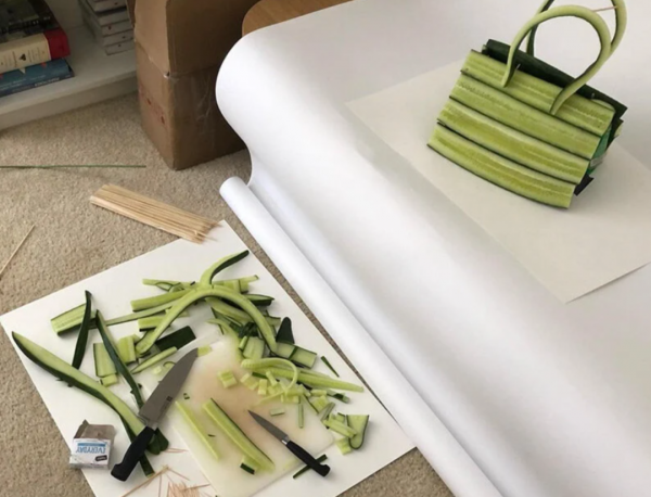 “穿”蘋果草莓、拎蘆筍包包、塗胡蘿蔔口紅，可持續時尚就是那麼瘋狂