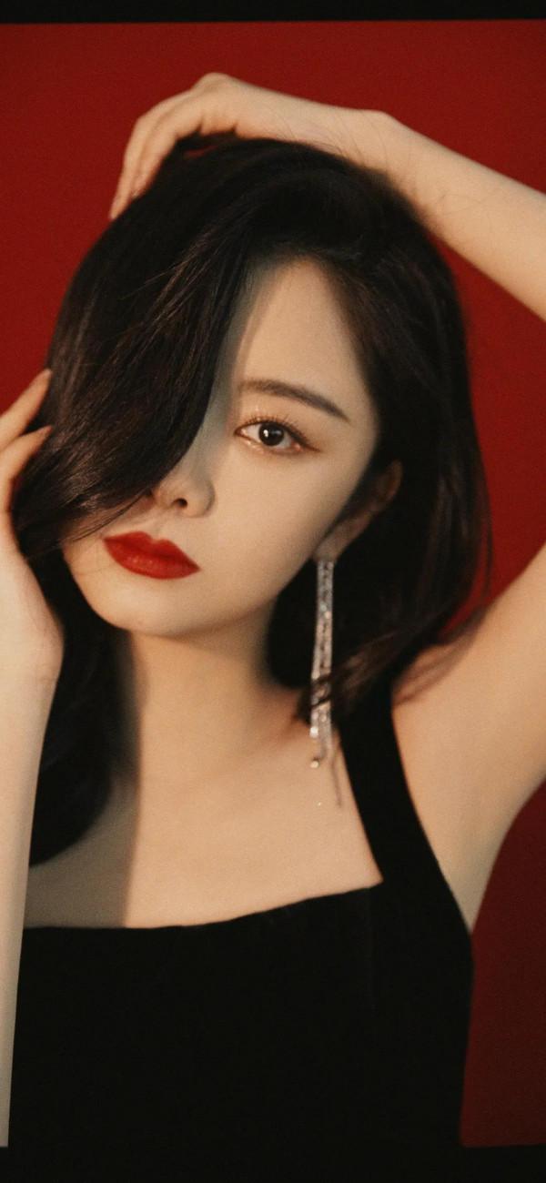 有喜歡譚松韻的嗎？30多歲的人，還是一幅娃娃臉，這才叫永遠18歲