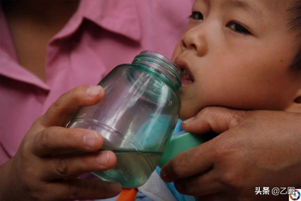 雲南一對雙胞胎兄弟，弟弟比哥哥晚1小時出生，誰料命運差之千里
