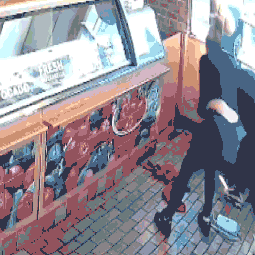 美國一女店員“反殺”持槍劫匪，釋出影片後卻被停職