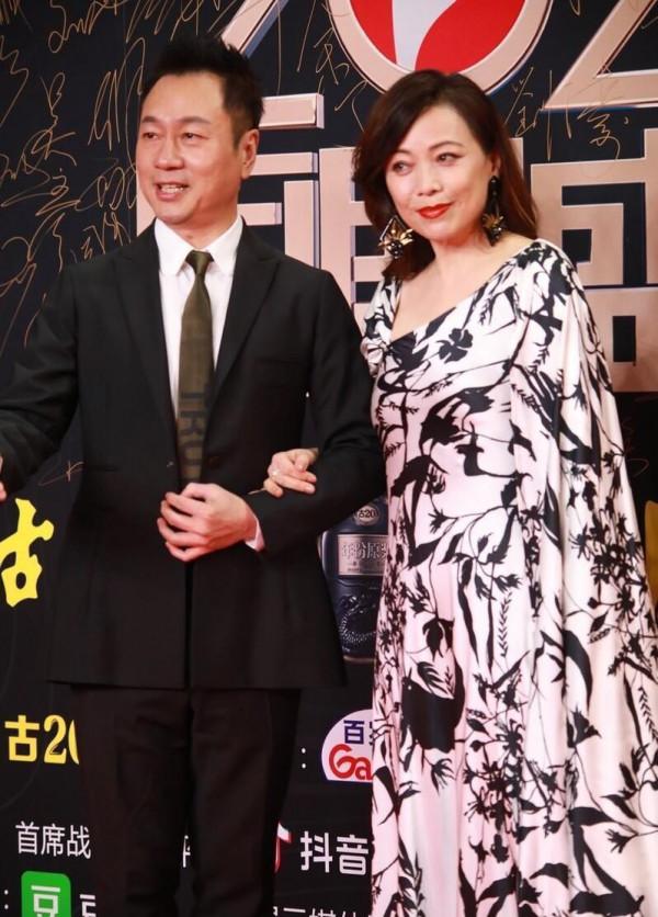 鄧萃雯才是真“風韻猶存”，魚尾裙配波浪發，大女人的氣場蓋不住