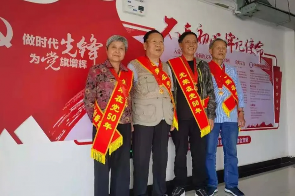 檢察故事 | 杜張玲:一家三口同獲“光榮在黨50年”紀念章 檢察故事 | 杜張玲:一家三口同獲“光榮在黨50年”紀念章