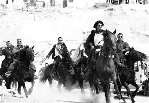 師長被殺害，王震大怒，派出兩個師、41輛坦克，要求務必捉拿真兇